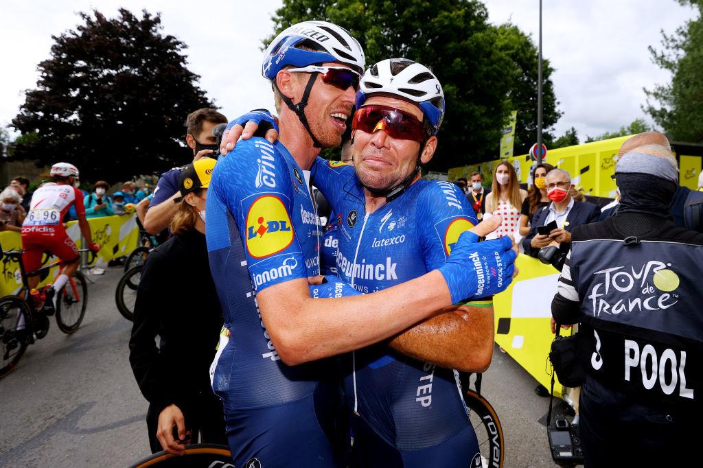 En larmes lors de sa victoire d'étape à Fougères, Mark Cavendish a pu compter sur son fidèle équipier Tim De Clercq pour réaliser qu'il ne rêvait pas.