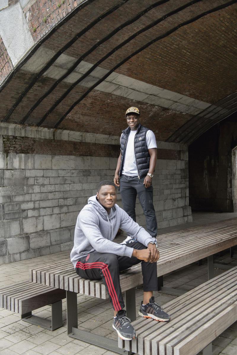 A gauche: Oumar Fofana (22 ans). Connaît Jérémy depuis l'enfance, étudiant en logistique et management. A droite: Jefferson Doku (21 ans). Frère de Jérémy, suit une formation pour devenir agent de joueurs.