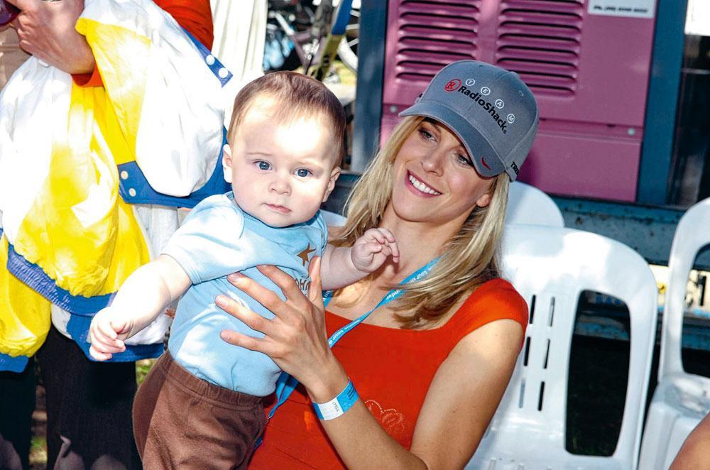 Anna Hansen, la fiancée de Lance Armstrong, avec leur fils Max.