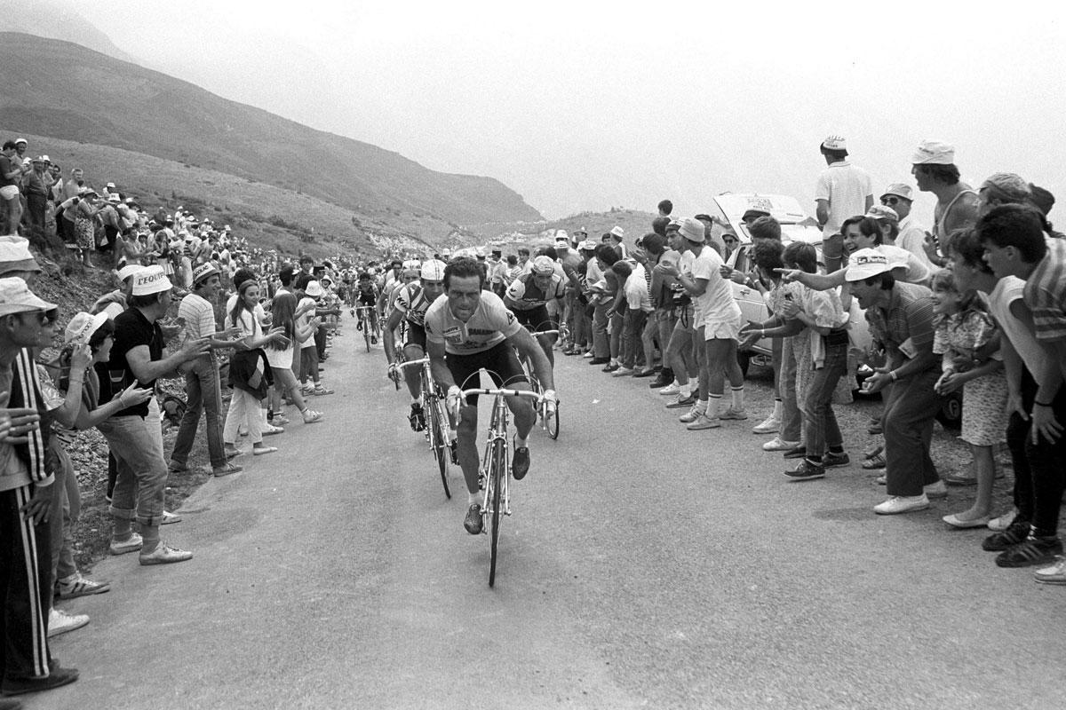 Bernard Hinault en jaune lors de l'édition 1985 du Tour de France.