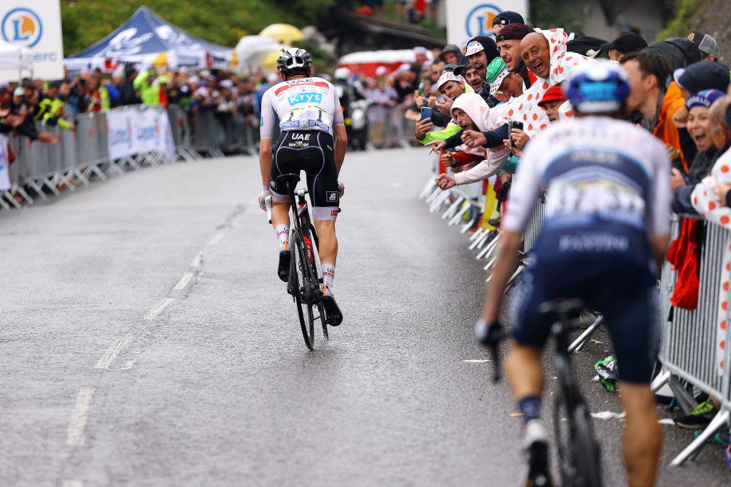 Michael Woods, cinquième du Tour de Suisse, est dépassé tel un cyclo par Pogacar et possède à peine le temps d'observer le développement de son adversaire.