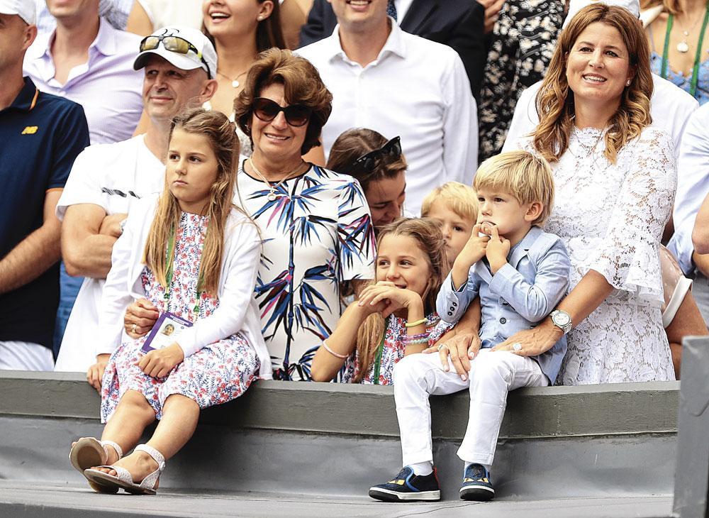 Roger Federer et les femmes de sa vie : ses filles Charlene Riva et Myla Rose, sa mère Lynette et son épouse Mirka. Sur la photo, on voit aussi ses deux jumeaux Lenny et Leo.