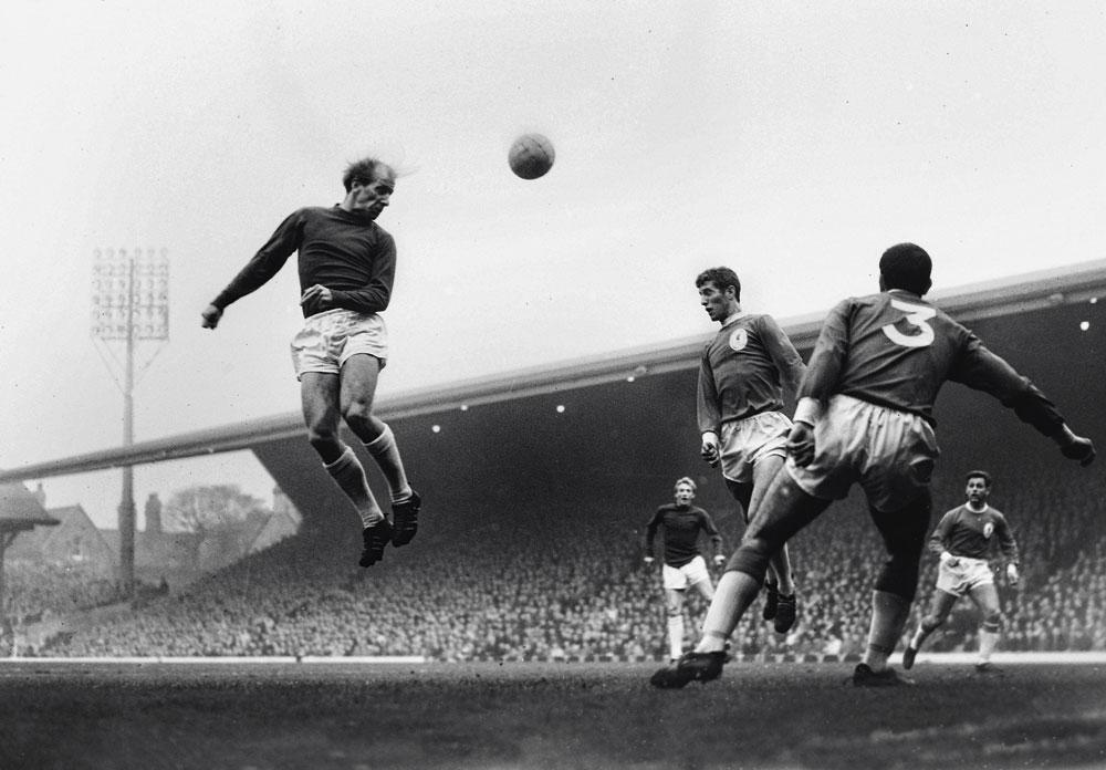 Un vigoureux coup de tête de Bobby Chrlton face à Liverpool, en 1964.