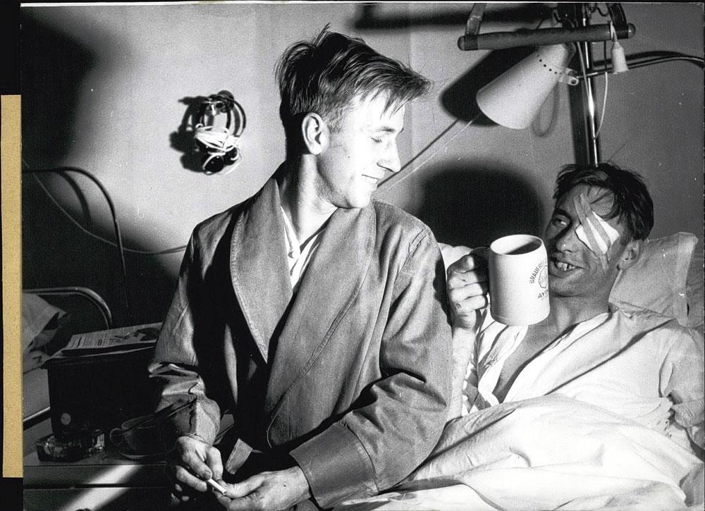 Sur son lit d'hôpital, à Munich, Bobby Charlton sirote une bière.