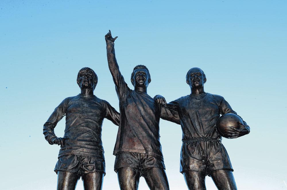La statue à la gloire de George Best, Denis Law et Bobby Charlton à Old Trafford.
