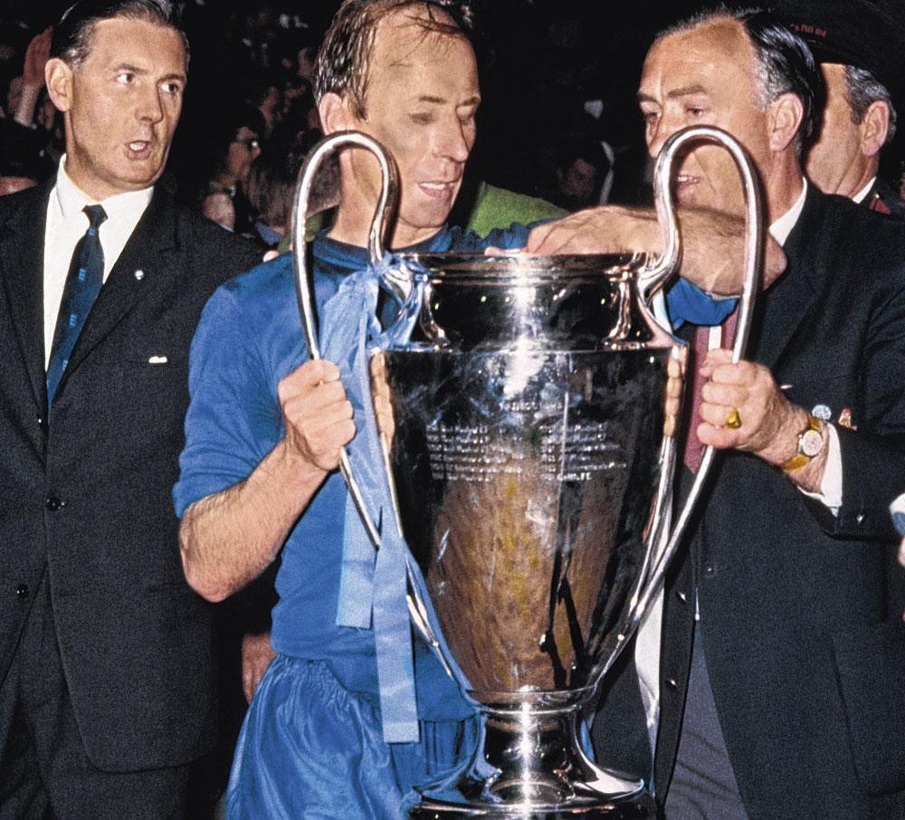 En 1968, Bobby Charlton touche au but en remportant la CE1 face à Benfica.