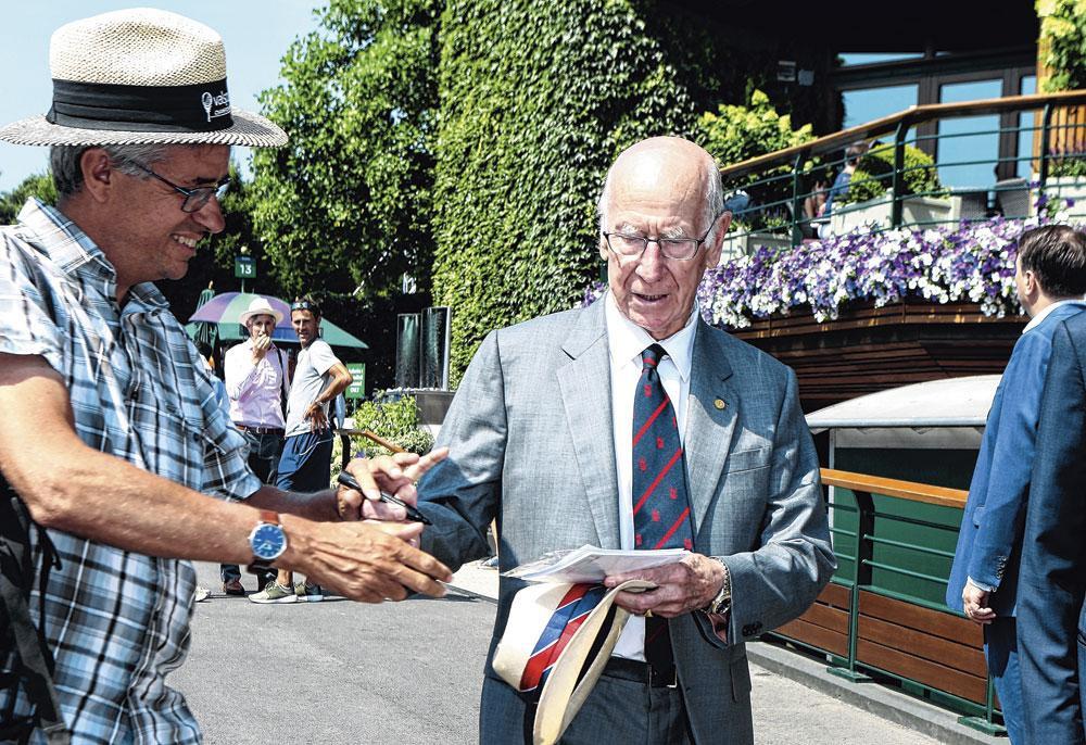 Bobby Charlton est toujours assailli par les chasseurs d'autographes.