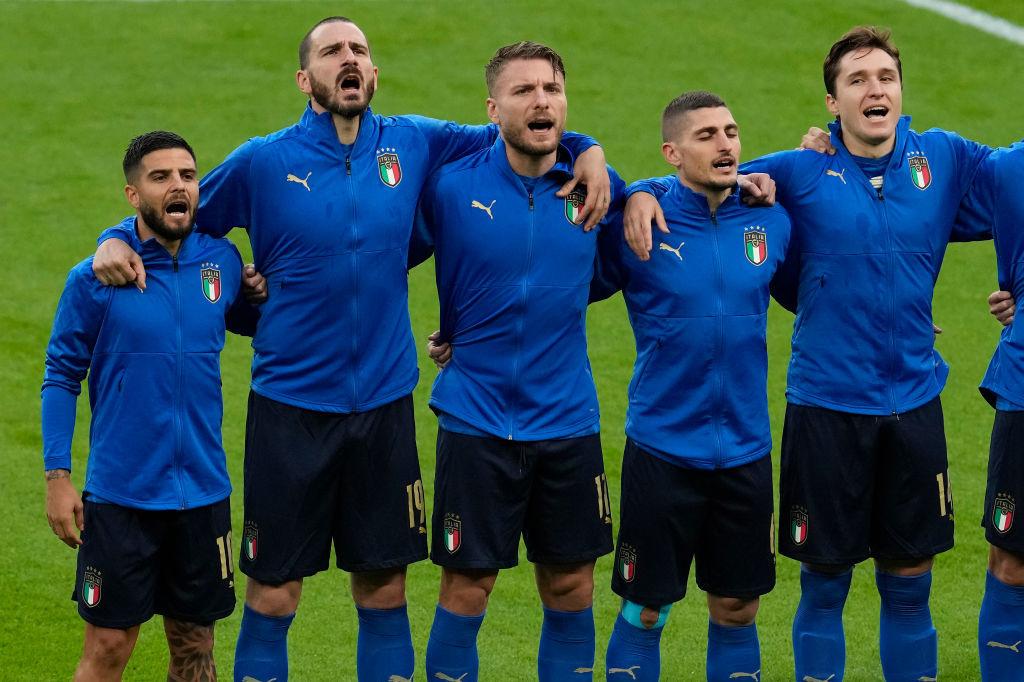 Lors de l'hymne nationale, Leonardo Bonucci se tape l'incruste entre les trois potes du Delfino