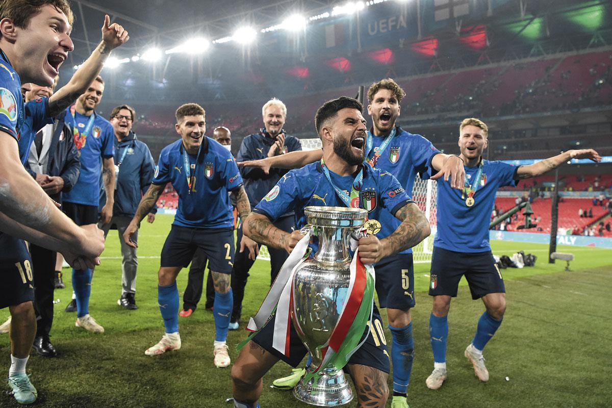 Lorenzo Insigne, numéro 10 et inspirateur du jeu de la Squadra, savoure la victoire italienne, trophée en mains.