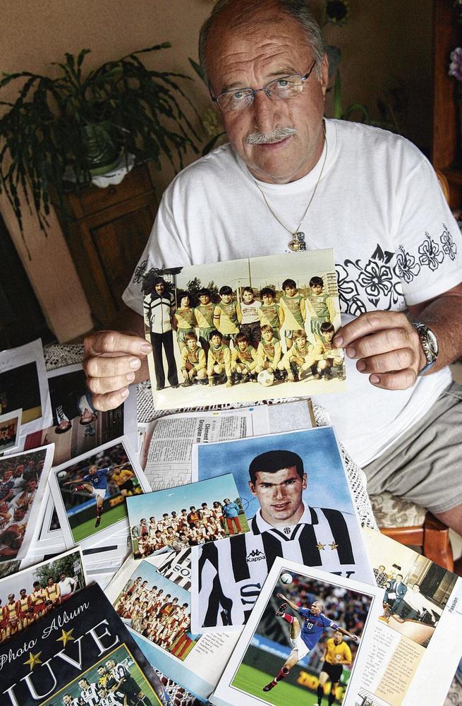Alain Lepeu, l'entraîneur qui a lancé la carrière de Zidane, pose fièrement au milieu des photos.