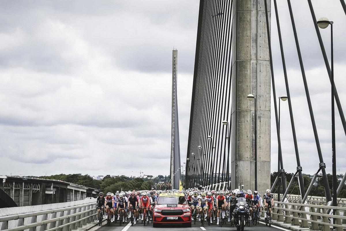 Le Grand Départ du Tour de France 2021 a eu lieu sur le Pont de l'Iroise, à Brest.