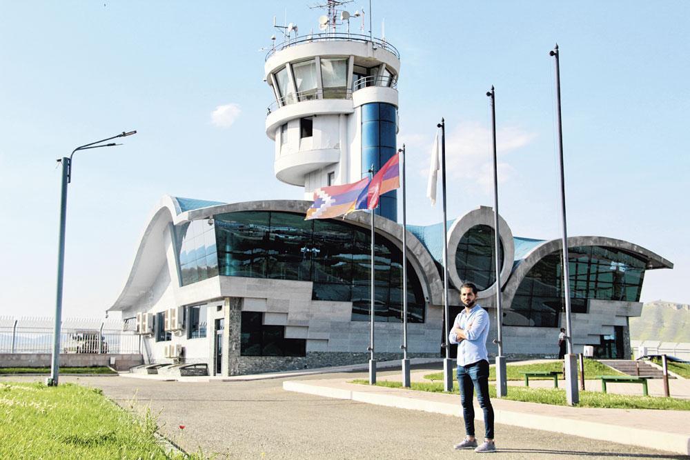 En Artsakh, on trouve un aéroport duquel aucun avion ne décolle, sous peine d'être abattu par l'armée azerbaïdjanaise.