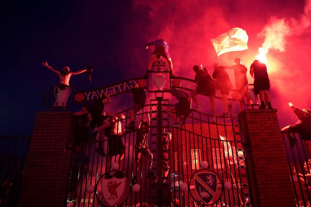 Les supporters de Liverpool se rassemblent en masse pour fêter le titre (photos+vidéos)