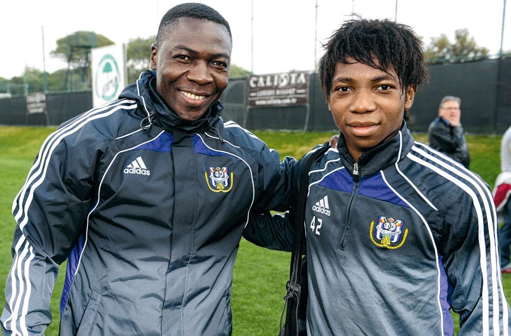 Chrly Musonda senior avec son fils Lamisha, mis sous contrat par Anderlecht alors qu'il n'avait pas le niveau requis.