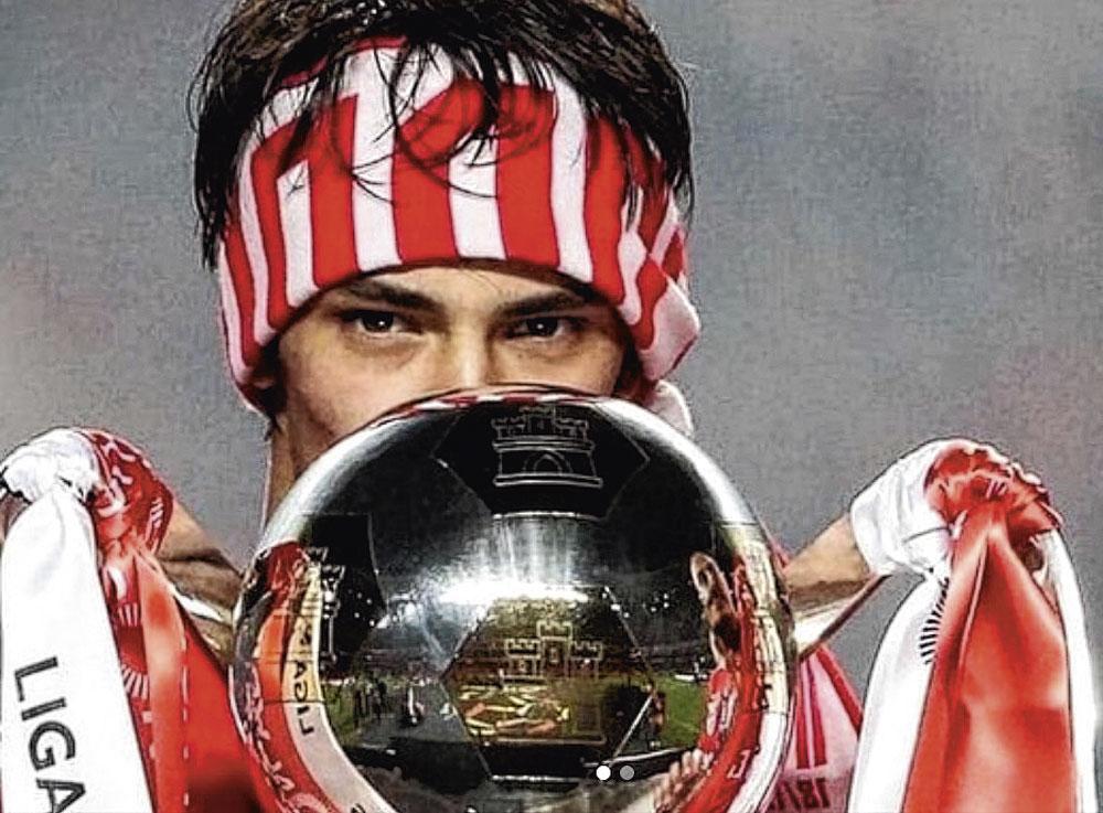 A 19 ans, il remporte le championnat du Portugal avec Benfica.