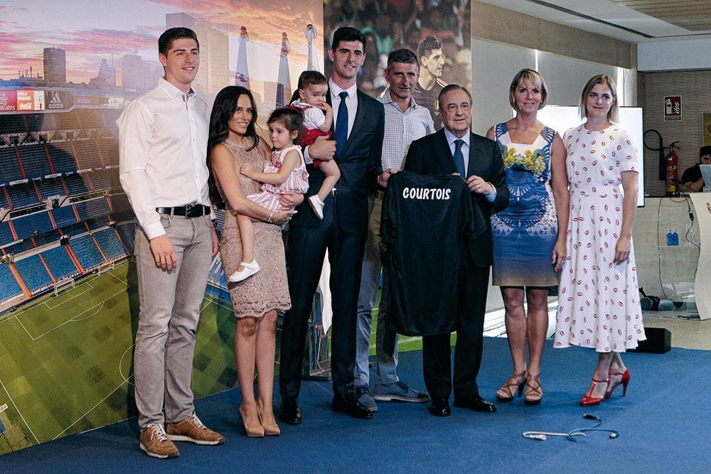 La famille Courtois au grand complet en compagnie du président du Real, Florentino Perez.