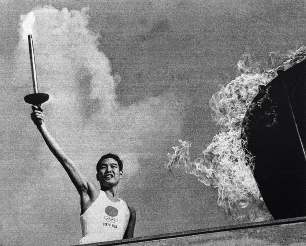 Le sprinteur Yoshinori Sakai avait allumé la flamme olympique lors des JO 1964 de Tokyo.