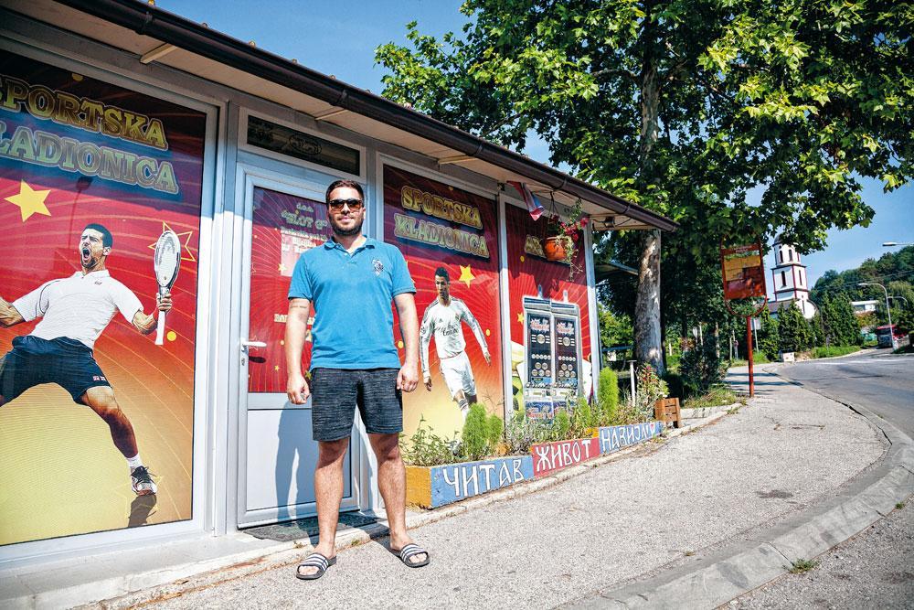 Ognjen Dubocanin, ami d'enfance d'Ogi, exploite un café des sports à Starcevica.