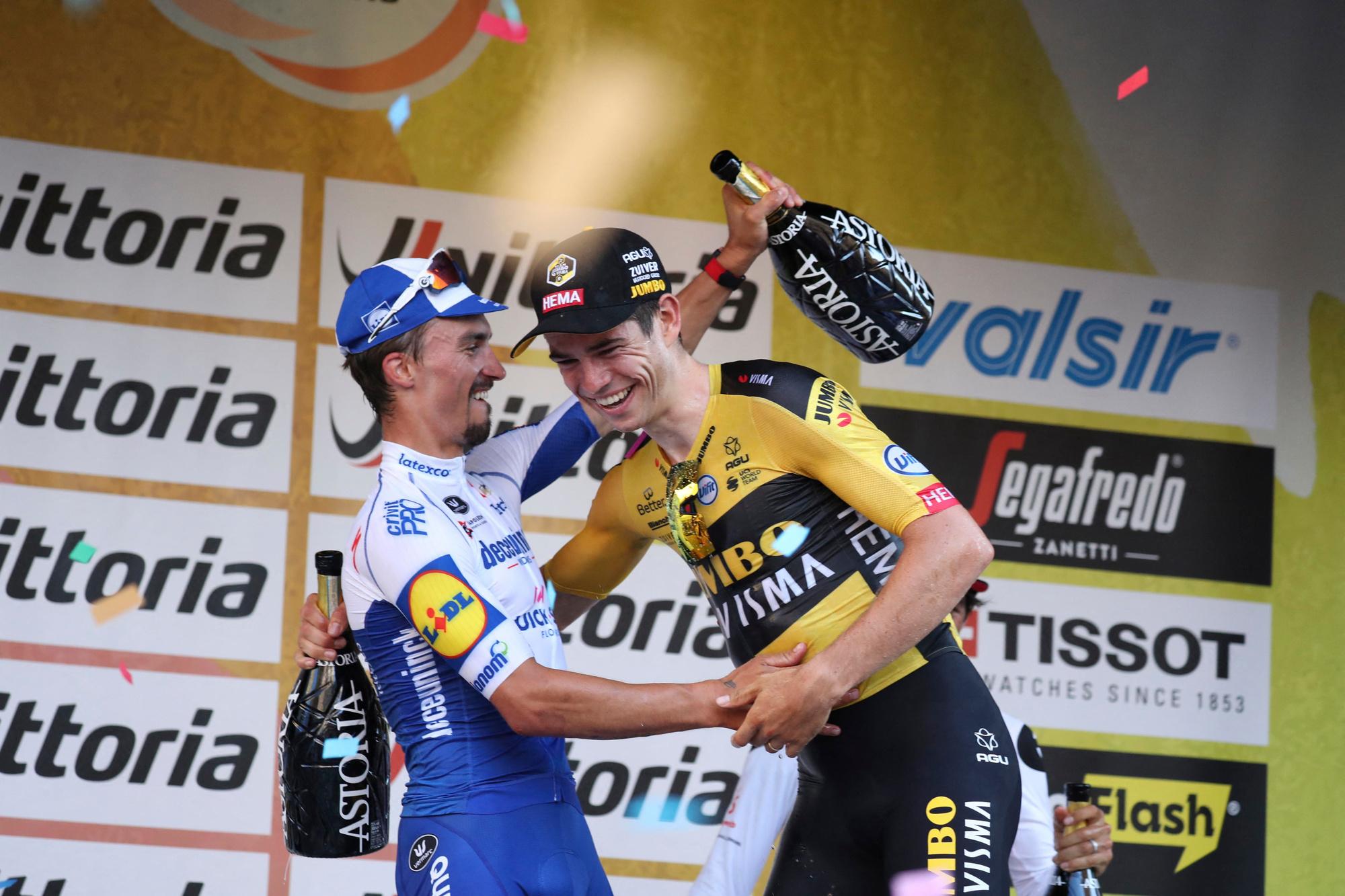 Wout Van Aert et Julian Alaphilippe sur le podium de Milan-Sanremo.