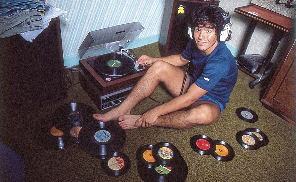 Diego Maradona chez lui, à Naples. Le film qui lui est consacré regorge d'images inédites.
