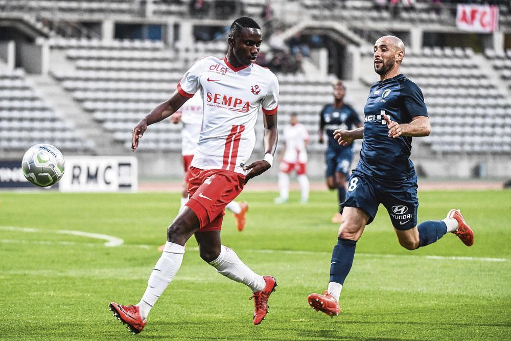 Modou Diagne en lutte avec Idriss Ech-Chergui lors d'un match entre Nancy et le Paris FC en 2018.