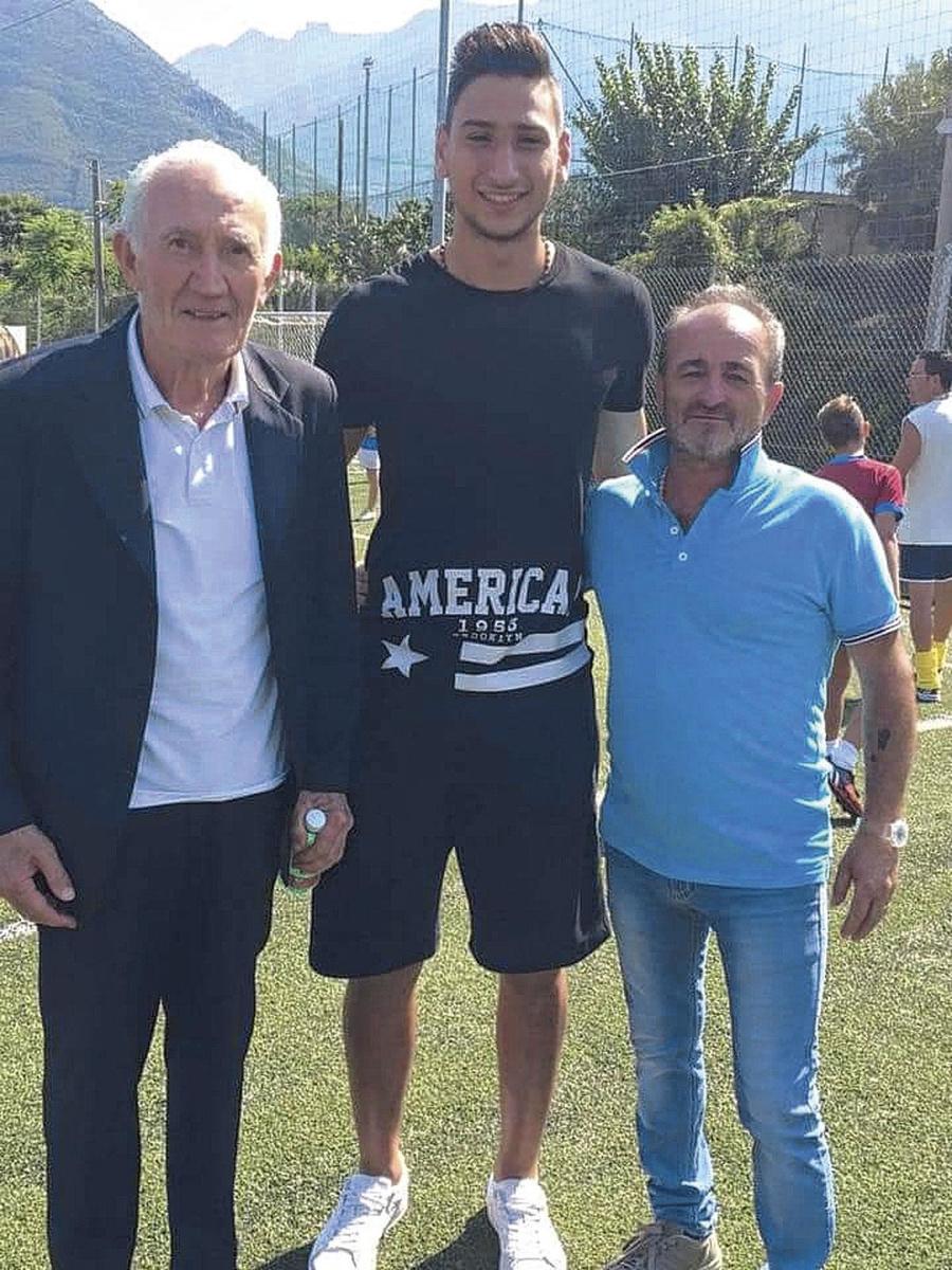 Ne vous fiez pas aux apparences: sur cette photo, Gigio n'est âgé que de... quinze ans! Et cela fait un an maintenant qu'il a rejoint l'AC Milan.