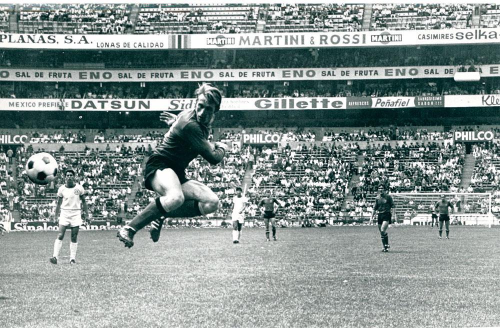 Une splendide attitude de Paul Van Himst lors du match contre le Salvador au Mundial 1970.