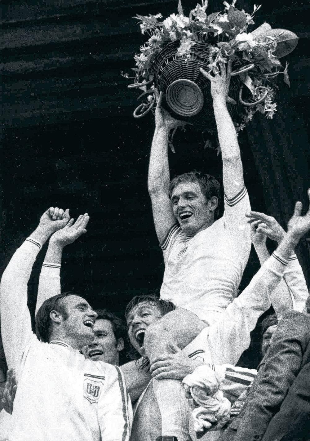 Champion en 1972, un de ses 8 titres. Georges Heylens jubile aussi.