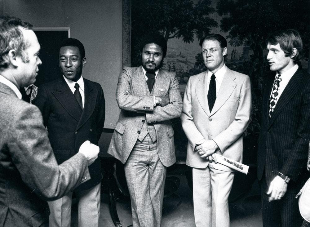 Rien que du beau monde au Jubilé Van Himst en 1974. De gauche à droite : Pelé, Eusebio, l'entraîneur Rinus Michels et Paul Van Himst.