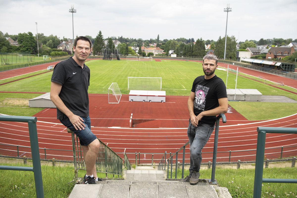 Michaël Marcou (à gauche) et Quentin Vanderbercq (à droite), ici devant la pelouse du stade Gaston Reiff de Braine-l'Alleud, ont été des témoins privilégiés de la montée en puissance de Thorgan Hazard.