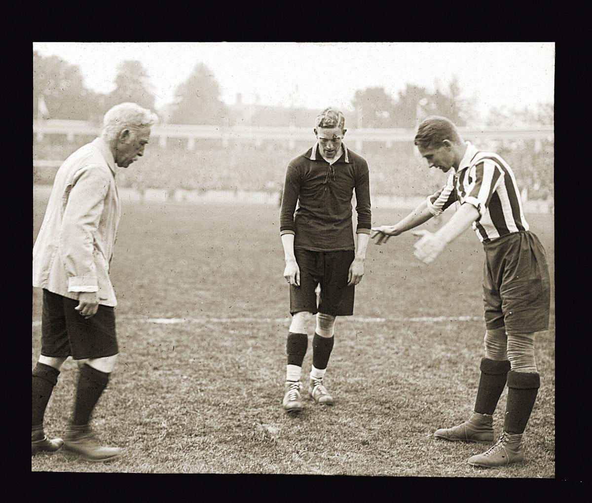 Le toss lors de la finale : à gauche, l'arbitre John Lewis et au milieu, le capitaine belge Emile Hanse.