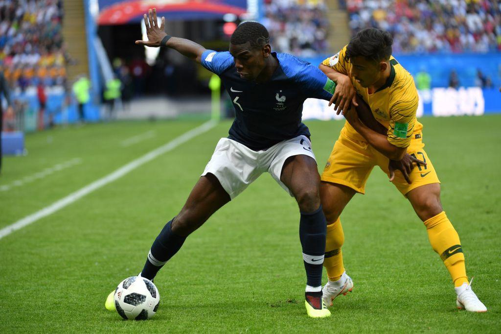 Daniel Arzani en duel avec Pogba lors du match de Coupe du monde entre la France et l'Australie.