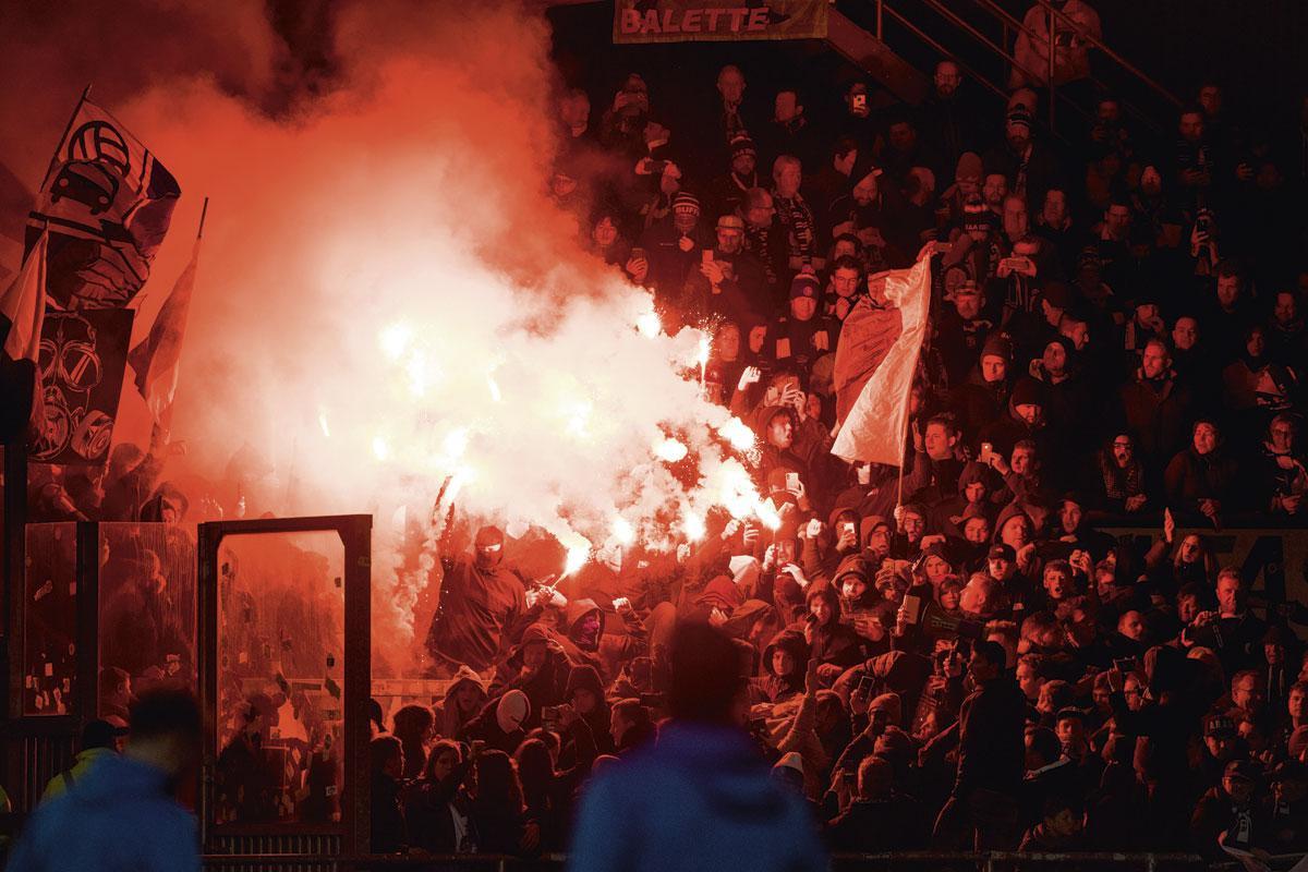 Des tribunes littéralement en feu lors de ce Malines-Gand disputé le 1er février 2020. L'un des derniers matches avant l'ère-Covid.