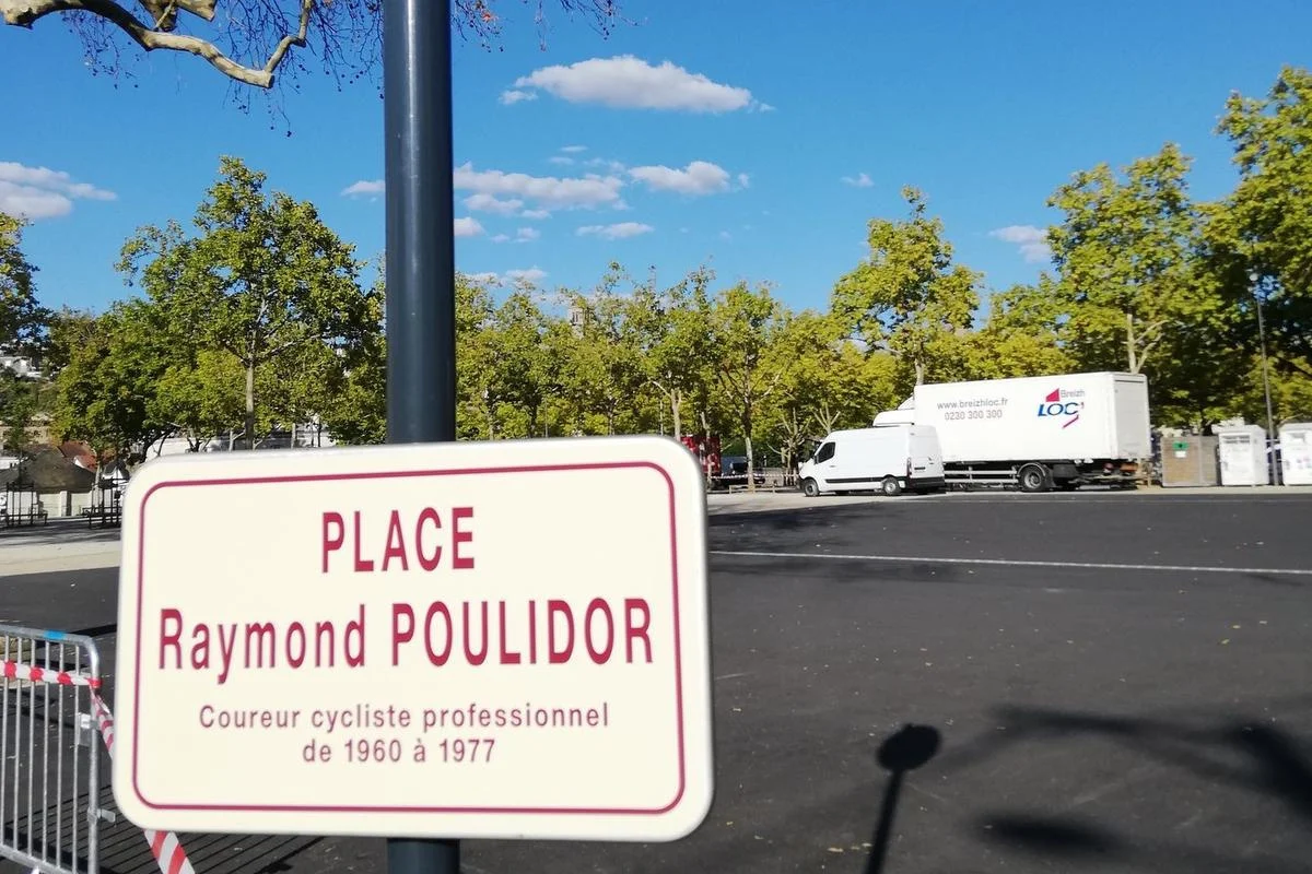 La place Raymond Poulidor.