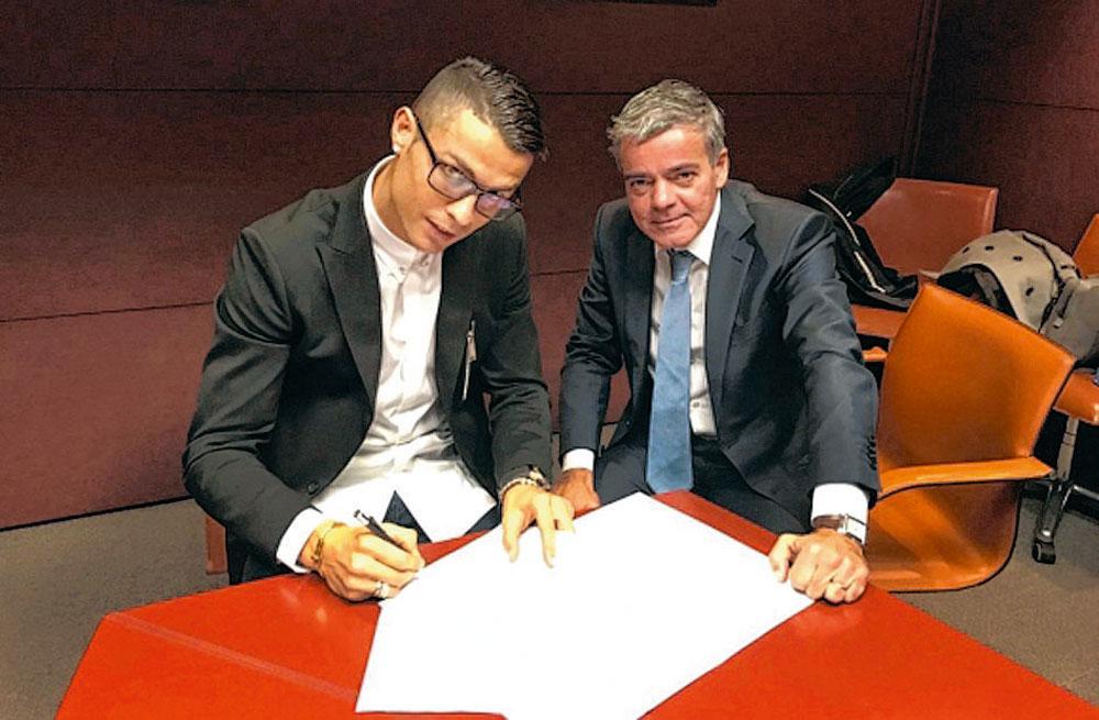 Cristiano Ronaldo avec son conseiller juridique portugais Carlos Osorio de Castro.