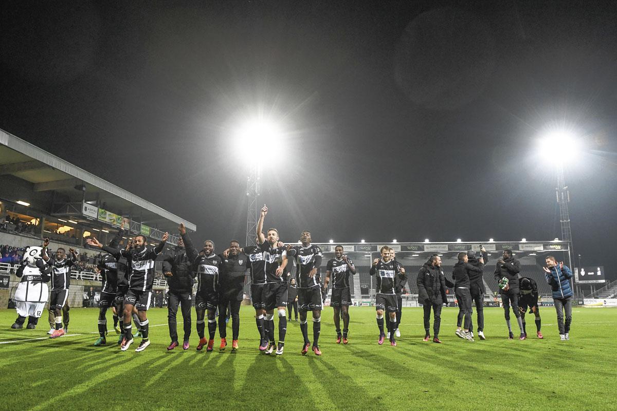 Les Eupenois en pleine célébration avec leurs supporters.