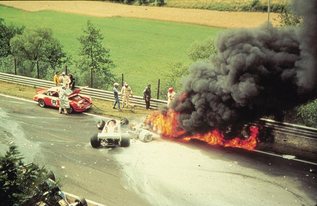 Le bolide de Niki Lauda en feu sur le circuit du Nürburgring en août 1976.