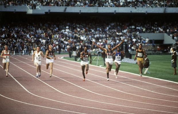 Mexico en 1968, l'Américain Tommie Smith arrive 1er 200m des jeux Olympiques, suivi de Peter Normal et de John Carlos. 