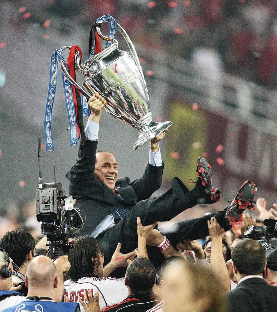 L'ancien président Silvio Berlusconi est porté en triomphe sur les épaules après la dernière victoire des Milanais en Ligue des Champions en 2007.