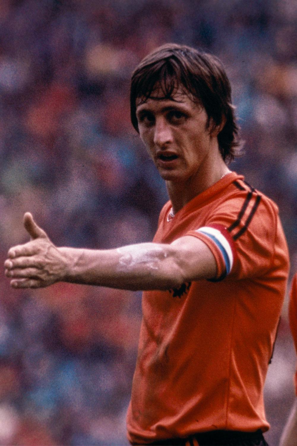 3 Pays-Bas - Johan Cruijff lors de la finale du Mondial 1974. Avec une bande de moins que ses partenaires...