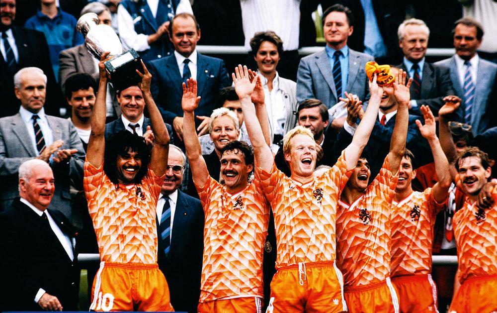 9 Pays-Bas - Ruud Gullit, Berry van Aerle et Ronald Koeman avec le fameux maillot orange écaillé.