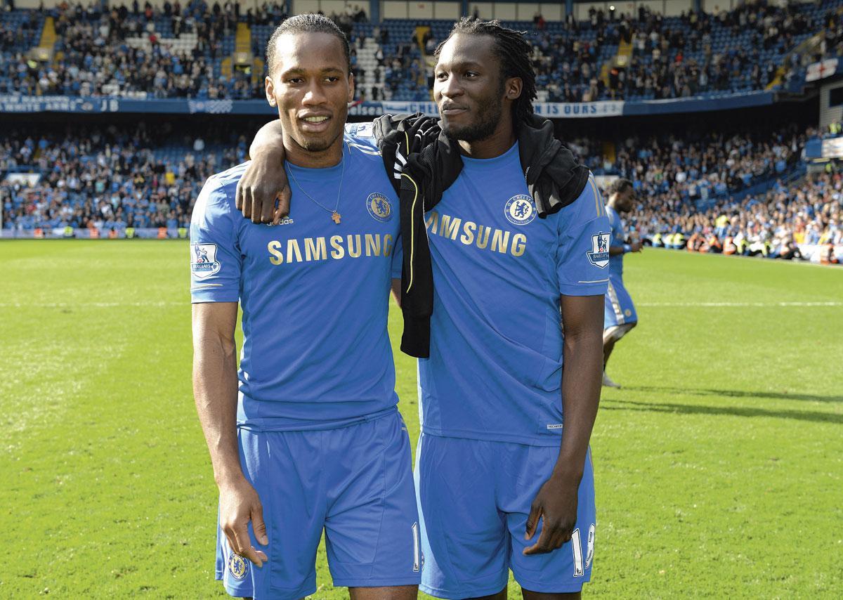 Romelu Lukaku (à droite) aux côtés de Didier Drogba, lors de son premier passageà Chelsea en 2012.