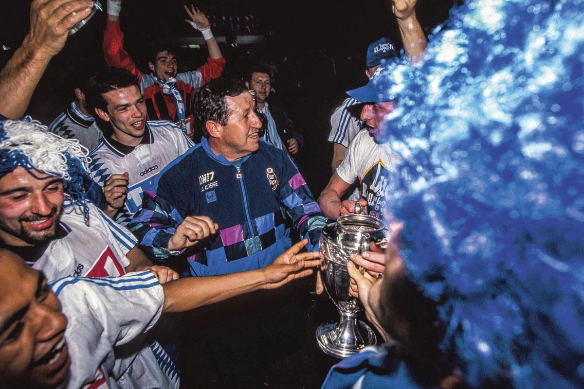 Guy Roux durant les célébrations d'un titre en Coupe de France. Le coach en a offert quatre à Auxerre.