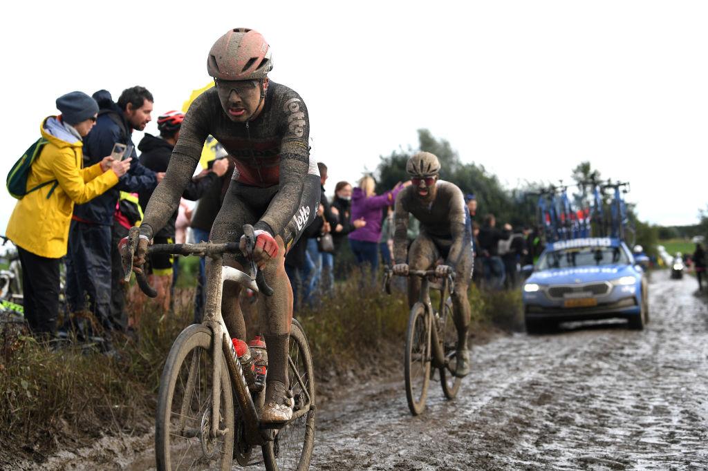 Avant de se retrouver avec Sonny Colbrelli et Mathieu van der Poel, Florian Vermeersch avait été en tête de la course pendant 44 kilomètres en compagnie de Nils Eekhoff. Comme on peut le voir sur la photo, le jeune Gantois n'a pas hésité à prendre la majorité des relais.