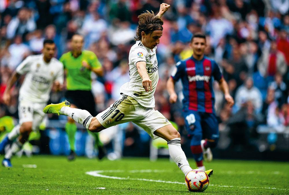 Luka Modric arme une frappe du pied droit mais n'en démord pas : 