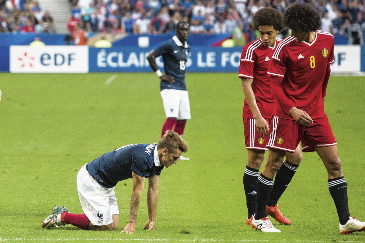 Axel Witsel et Marouane Fellaini toisent un Antoine Griezmann abattu, lors de la victoire des Diables au Stade de France, le 7 juin 2015. Un match qui a changé pas mal de choses chez nos voisins.