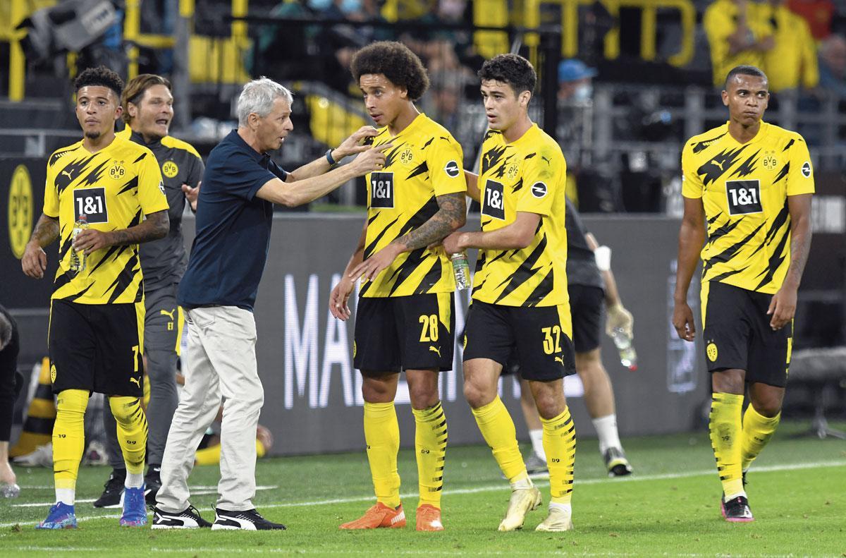 Lucien Favre donne ses consignes à Axel Witsel, l'un des tauliers du vestiaire de Dortmund.