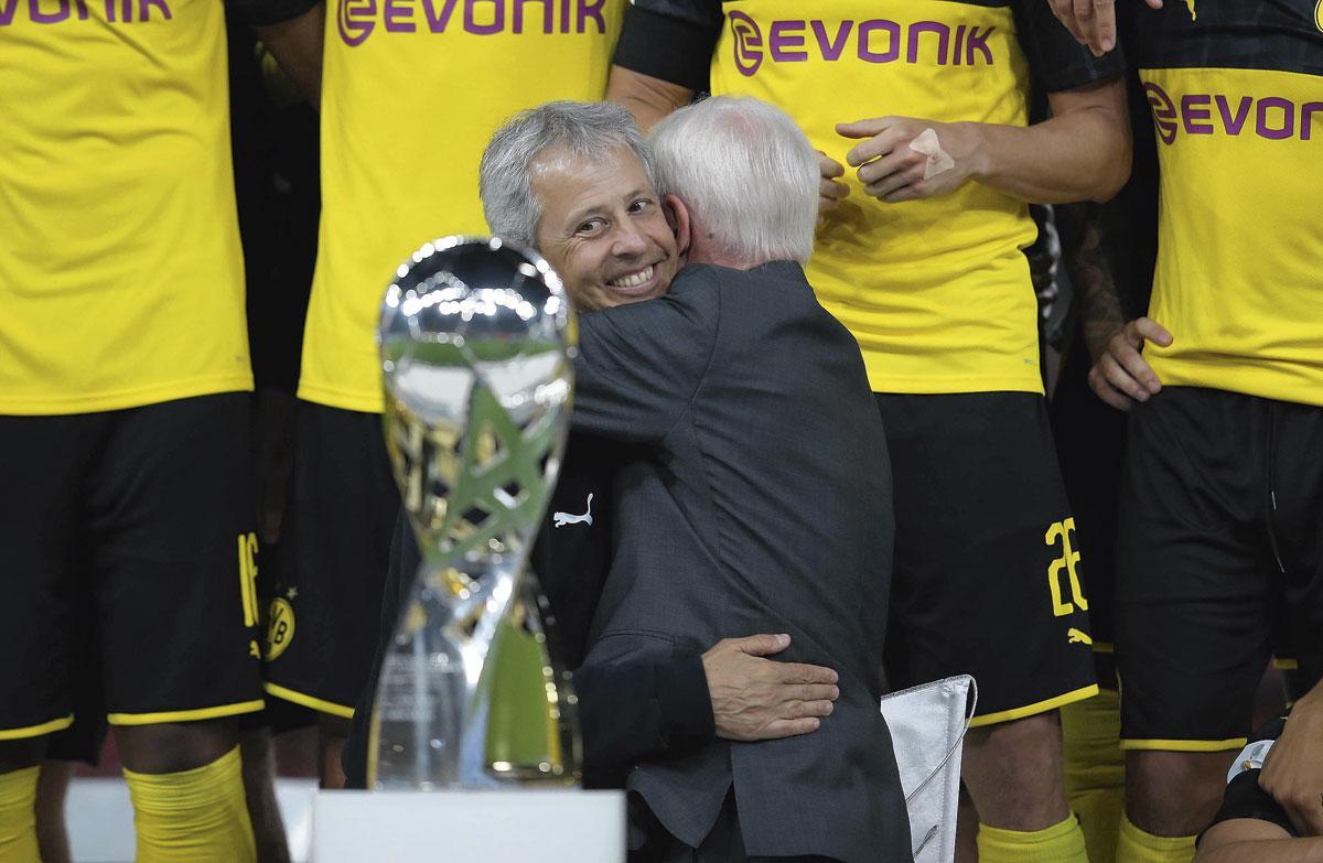 Favre jette un regard amoureux à la Supercoupe d'Allemagne, le seul trophée qu'il a remporté avec Dortmund jusqu'à présent.