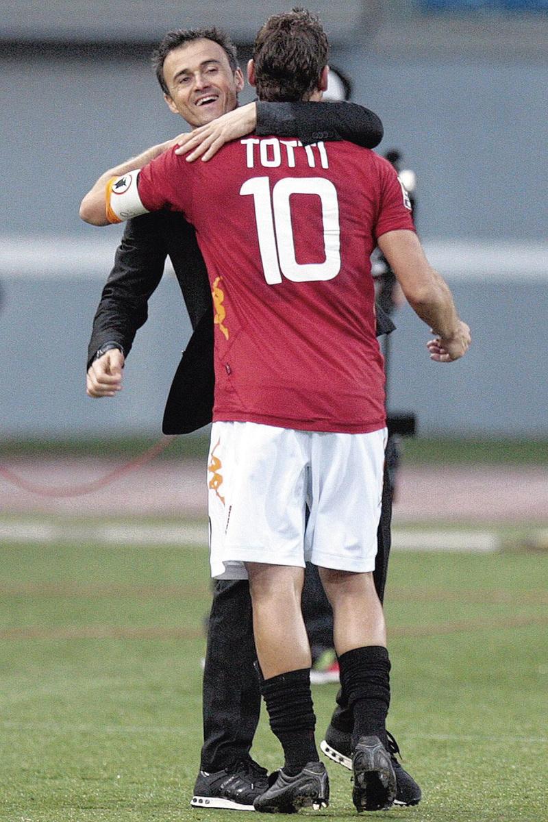Avec Francesco Totti, à la Roma. Un joueur avec lequel Luis Enrique entretiendra une relation ambiguë.