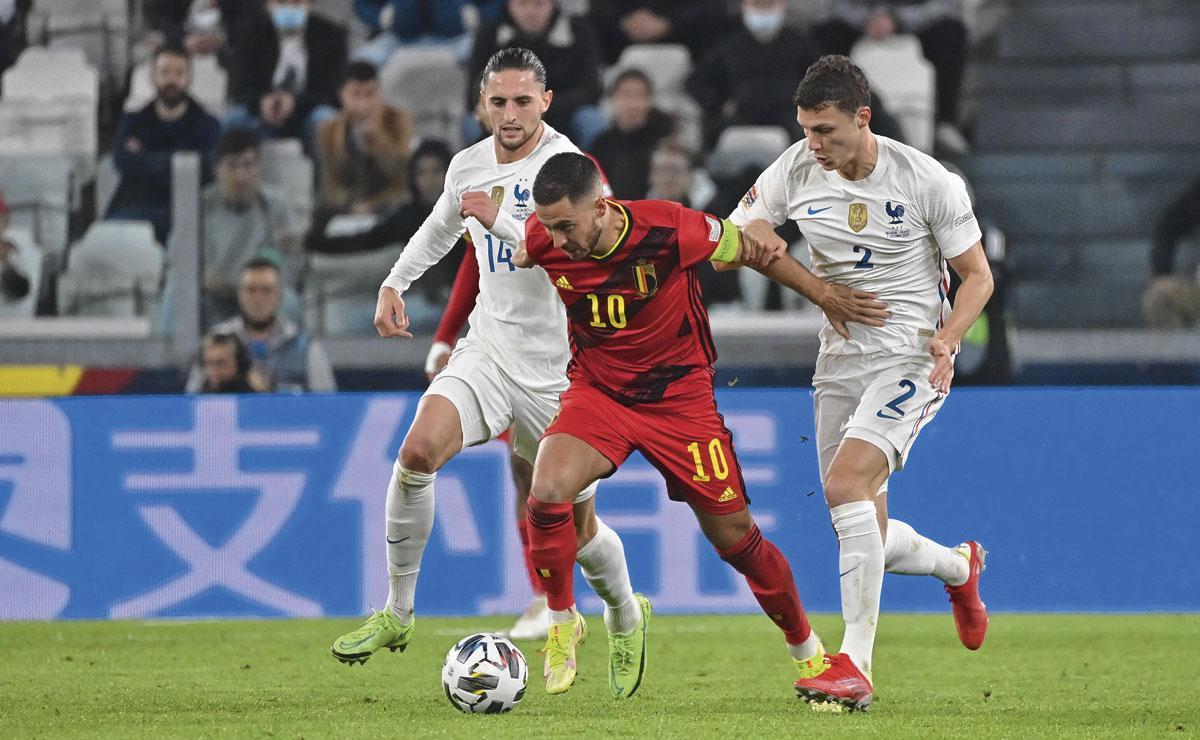 Eden Hazard prend le dessus sur deux adversaires: une image que l'on ne voit encore que trop rarement.